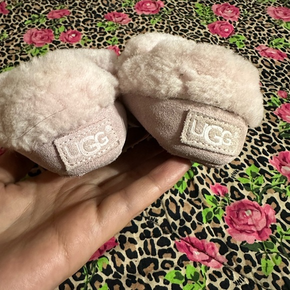 UGG SLIPPERS SIZE 4/5 - Picture 4 of 5